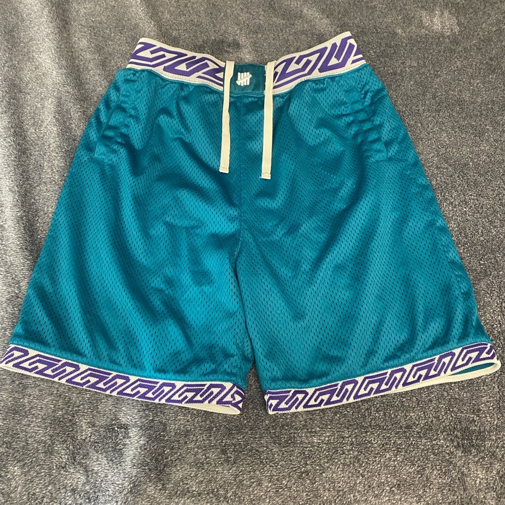 UNDEFEATED MEN AUTHENTIC BASKETBALL SHORTS (TEAL / GREEN)  M